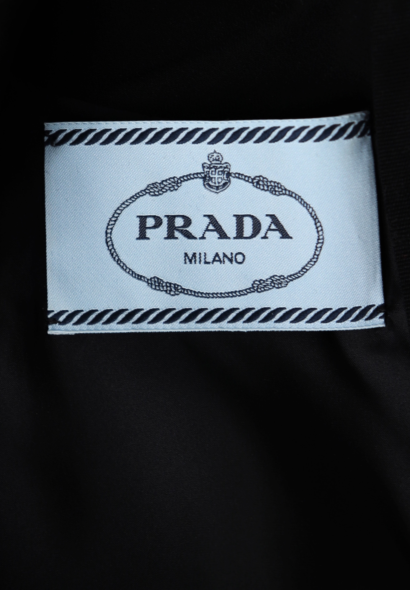 Черное платье Prada с кристаллами