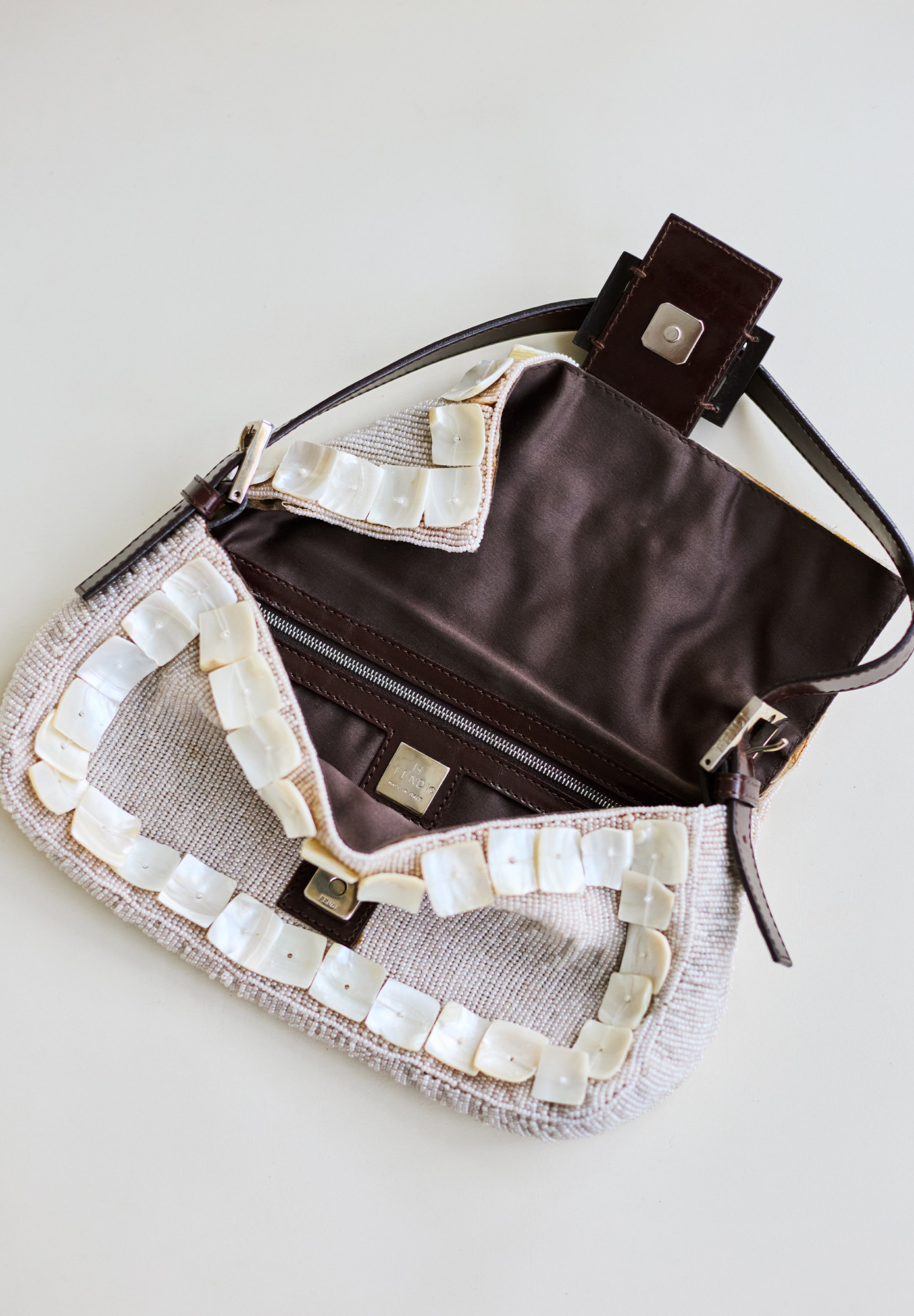 Бисерная сумка Fendi Baguette с перламутром 