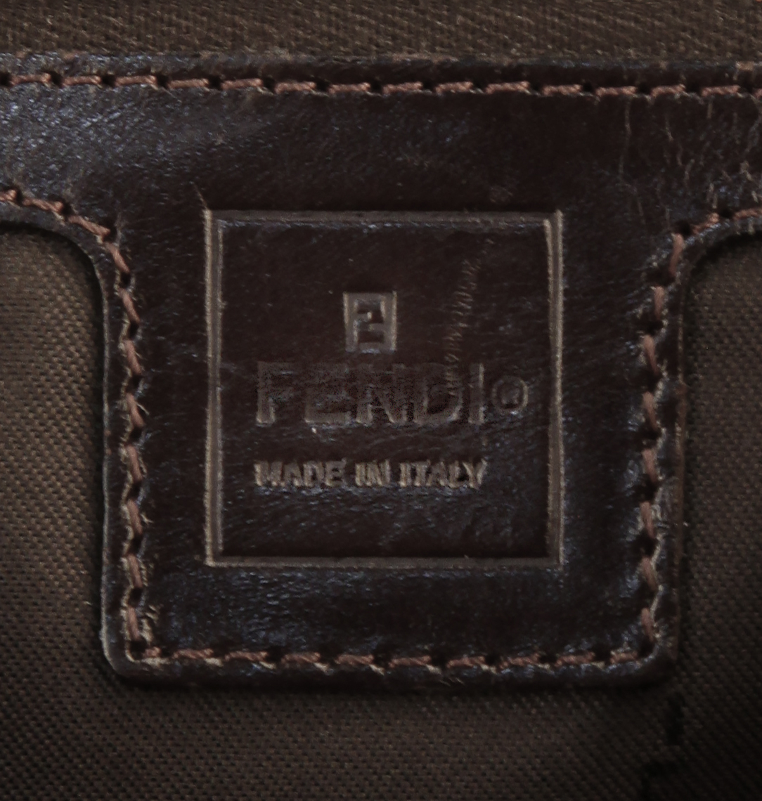 Сумка Fendi Mamma Baguette с узором Zucca