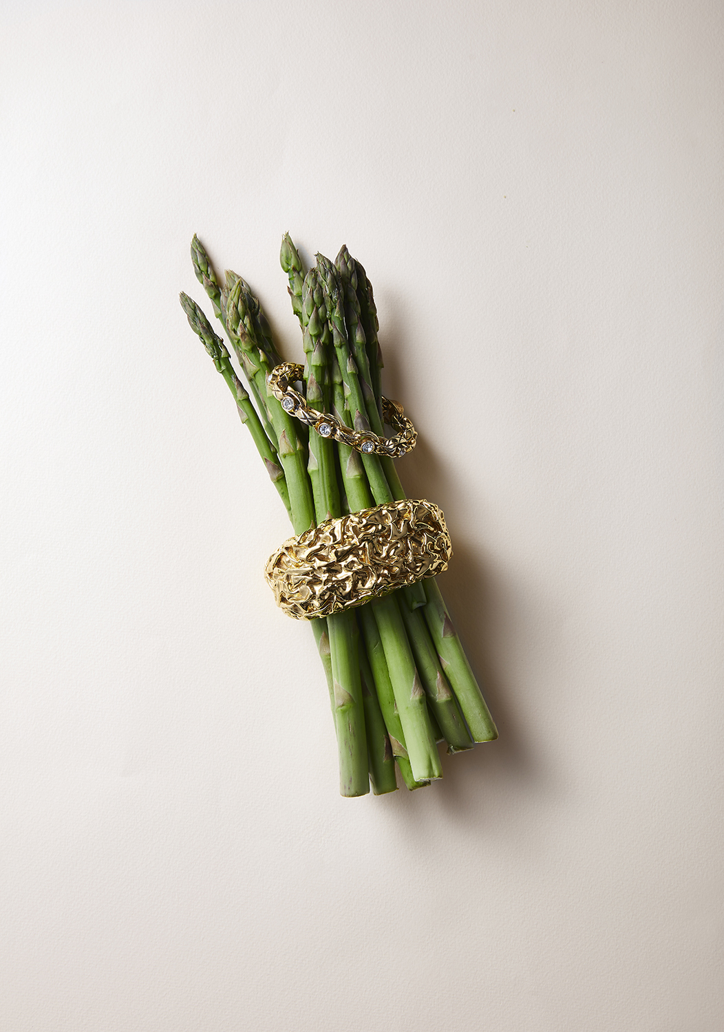 Золотистый браслет Chanel с кристаллами