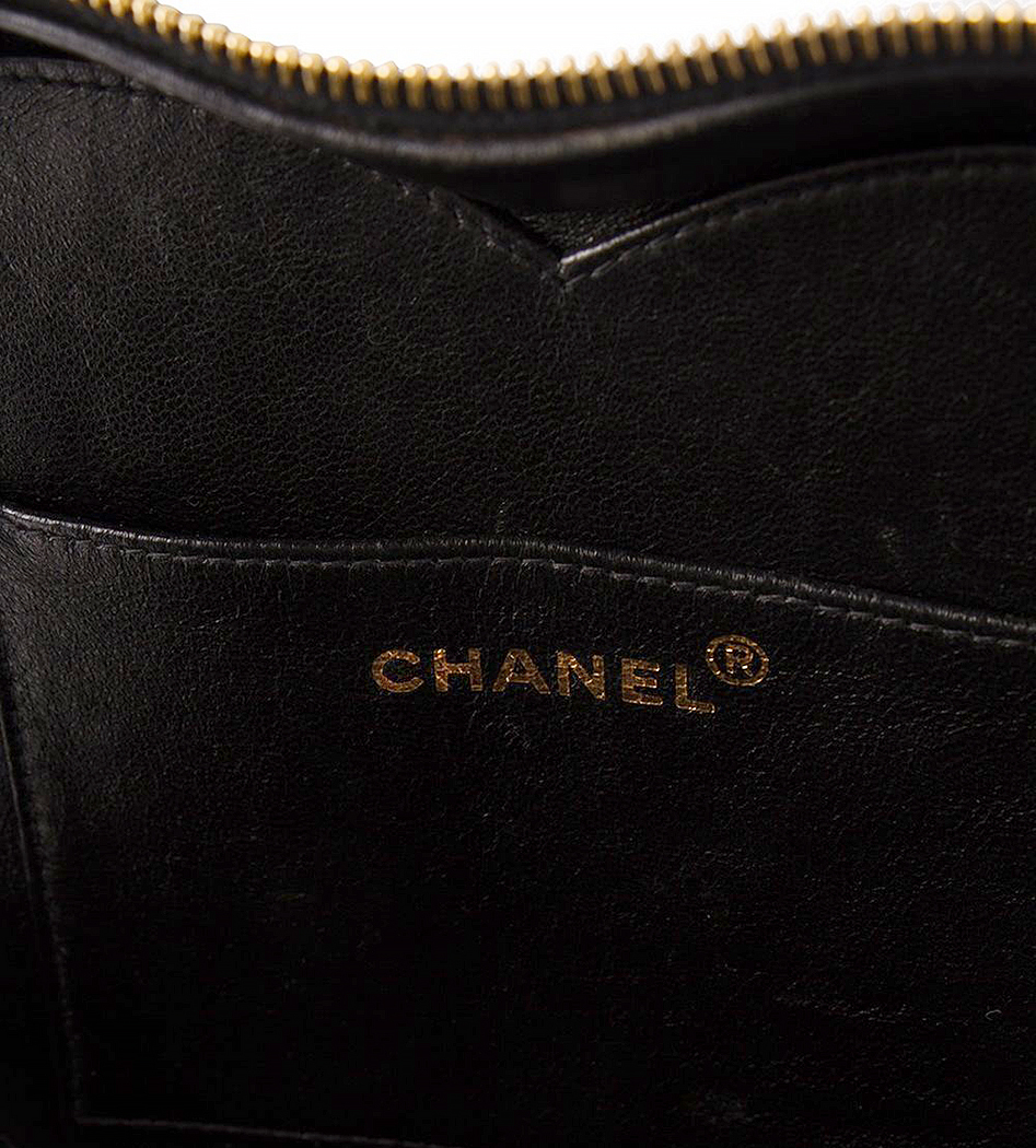 Лаковая сумка Chanel в форме сердца