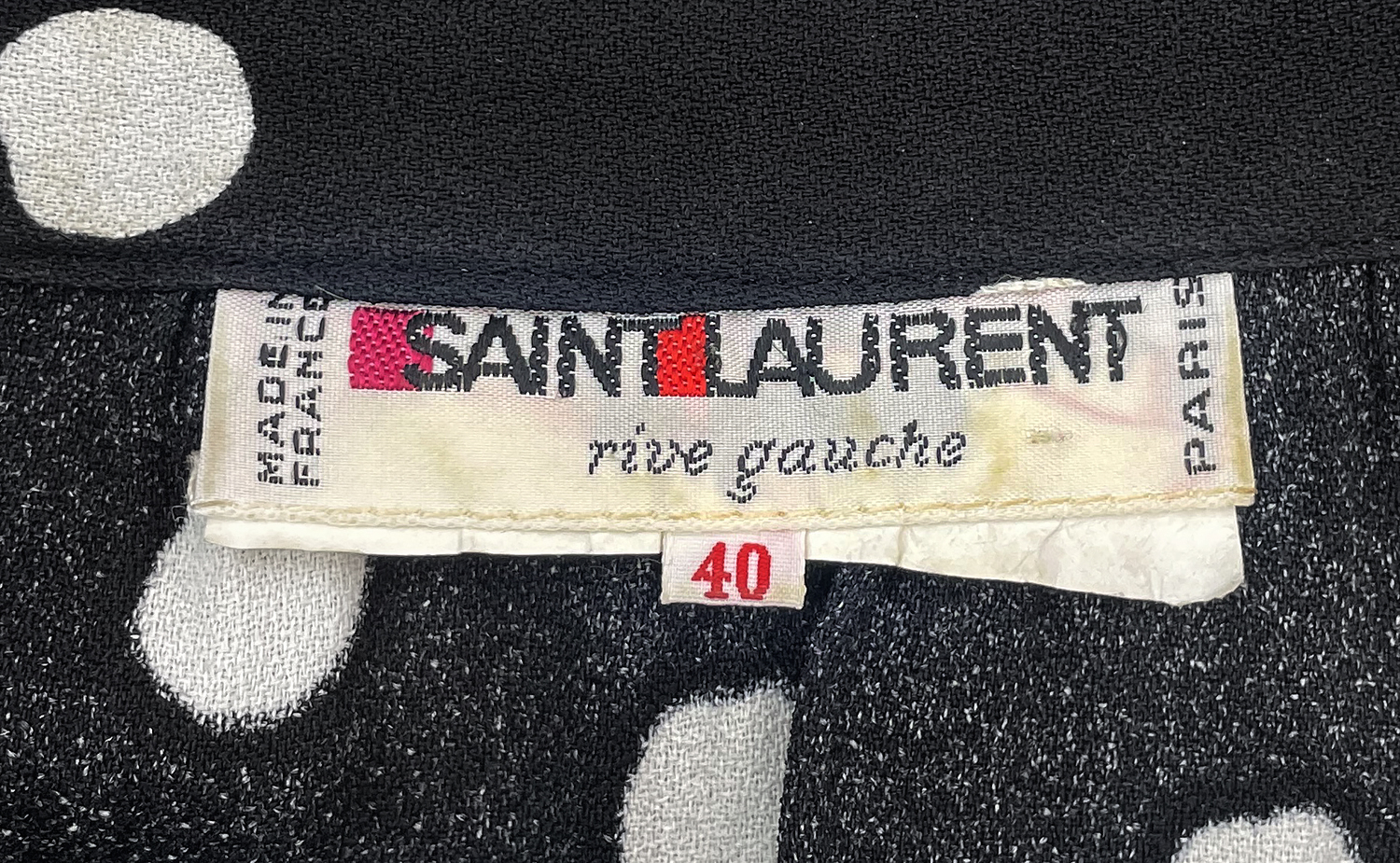 Черное платье Saint Laurent в белый горох