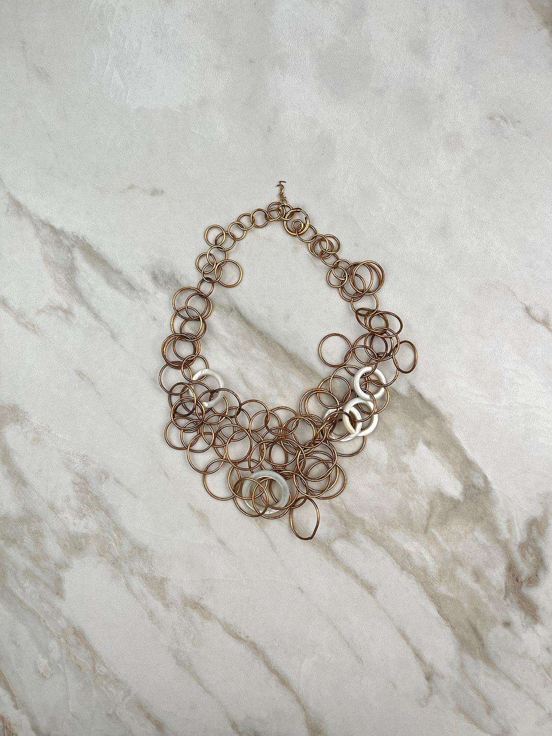 Золотистое колье Yves Saint Laurent