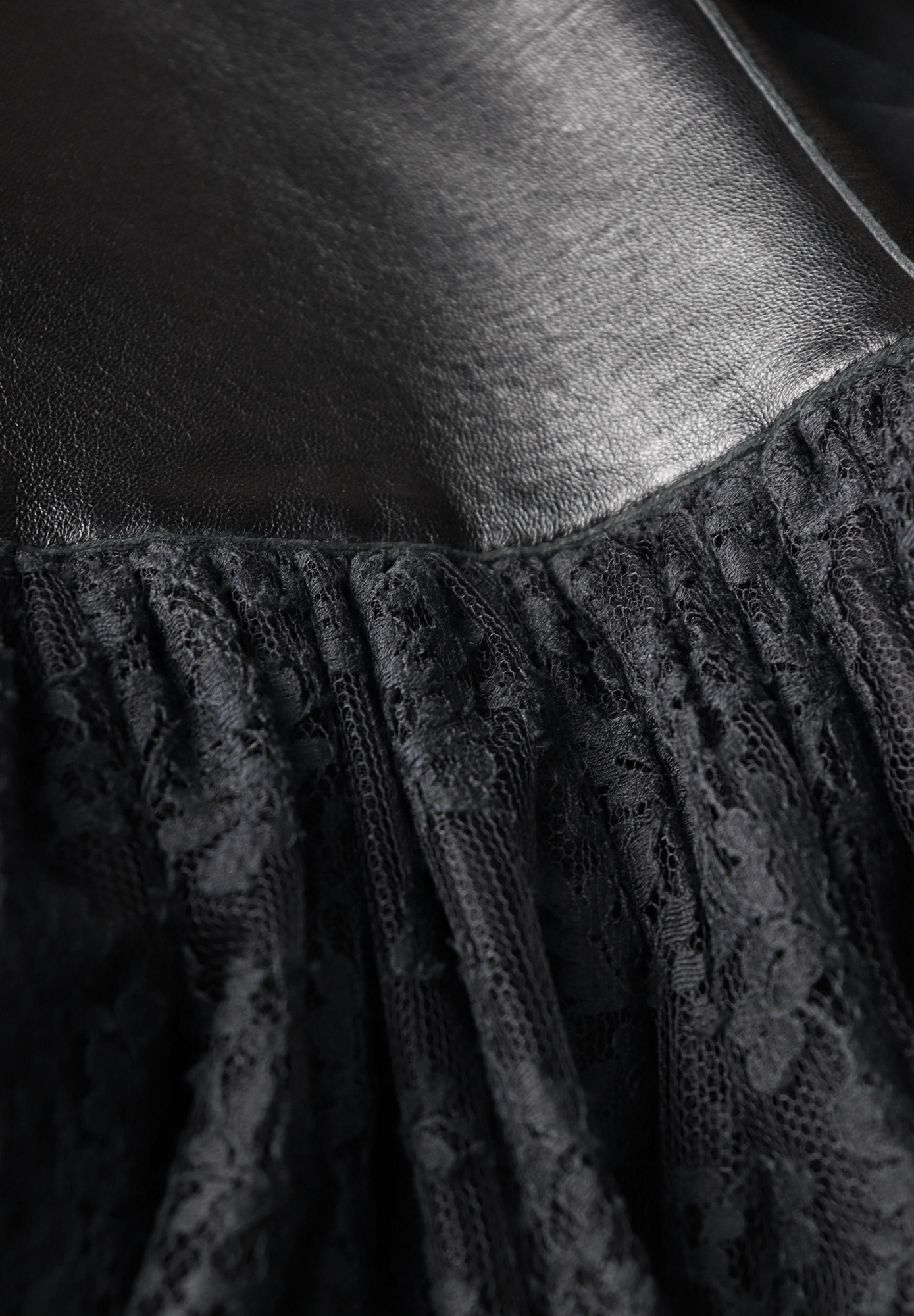 Вечернее платье Valentino с кружевом и кожей