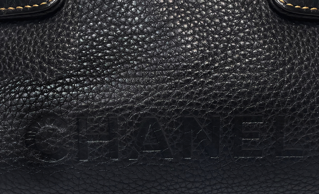 Черная сумка Chanel с кисточкой