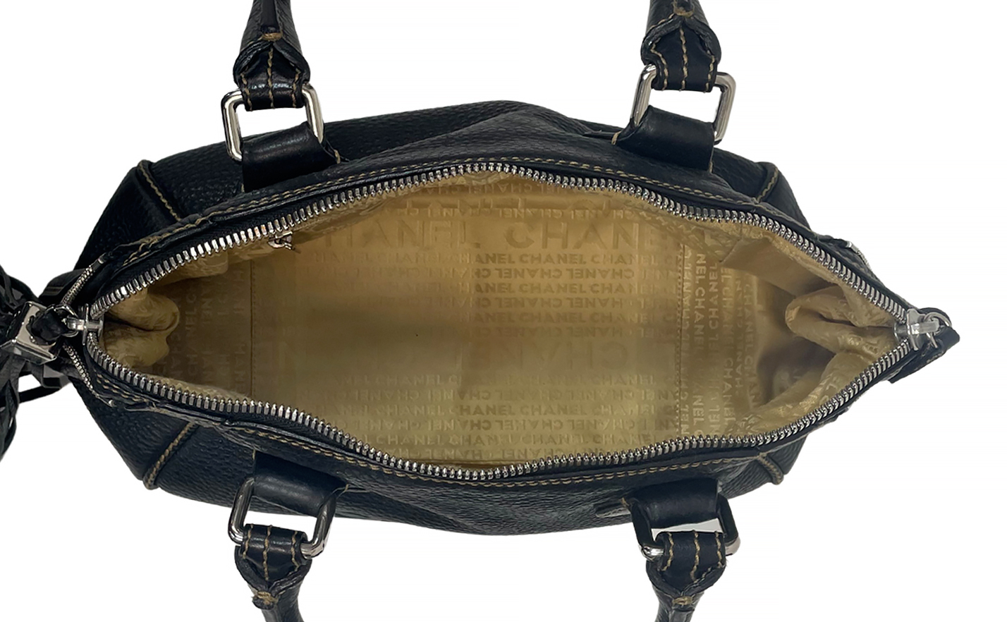 Черная сумка Chanel с кисточкой