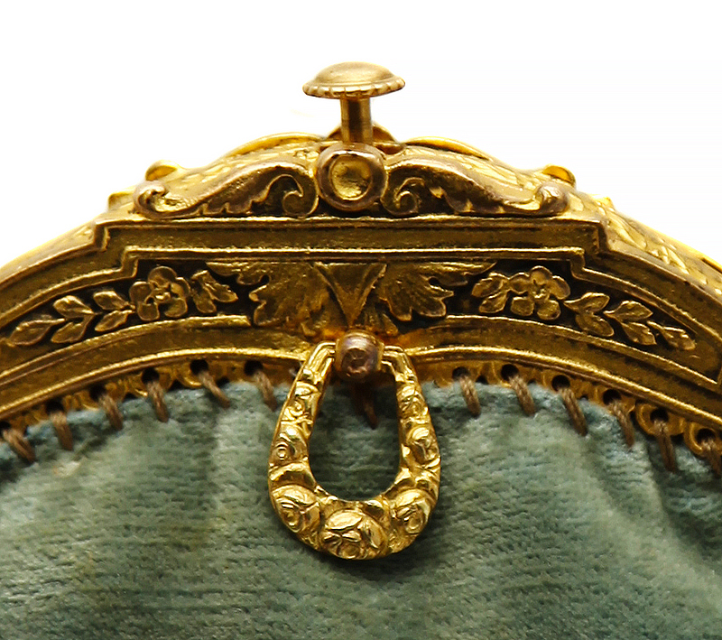 Бархатная сумка с бисером и бахромой