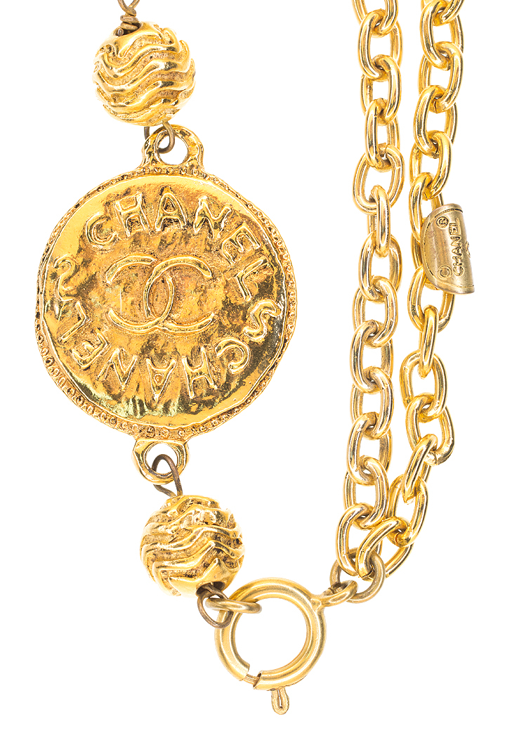 Колье Chanel с логотипом