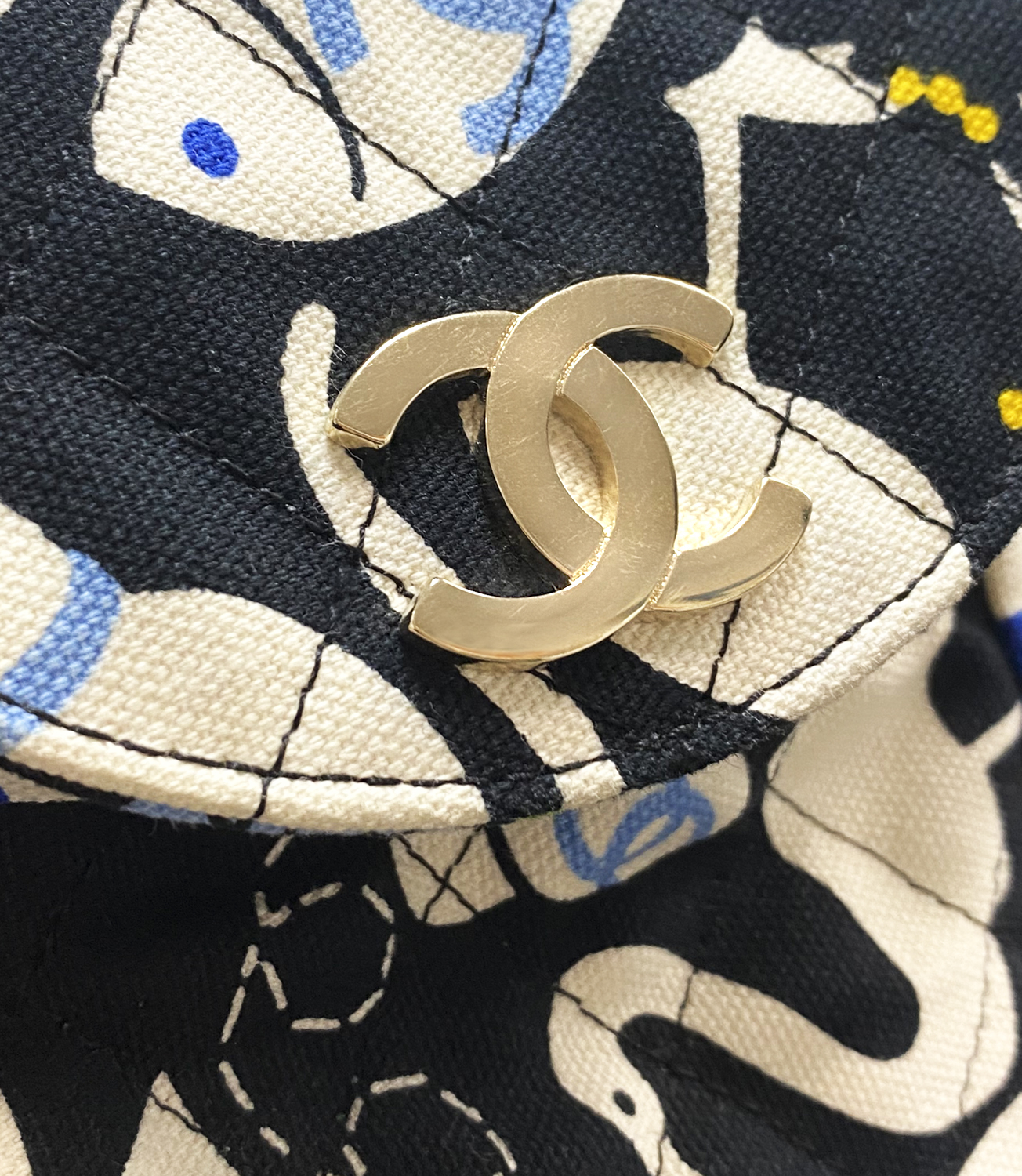 Тканевая сумка Chanel с логотипами