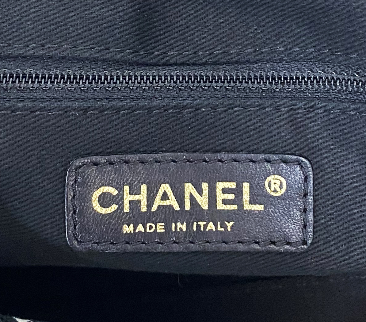 Тканевая сумка Chanel с логотипами