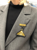Брошь Chanel в виде дорожной бирки