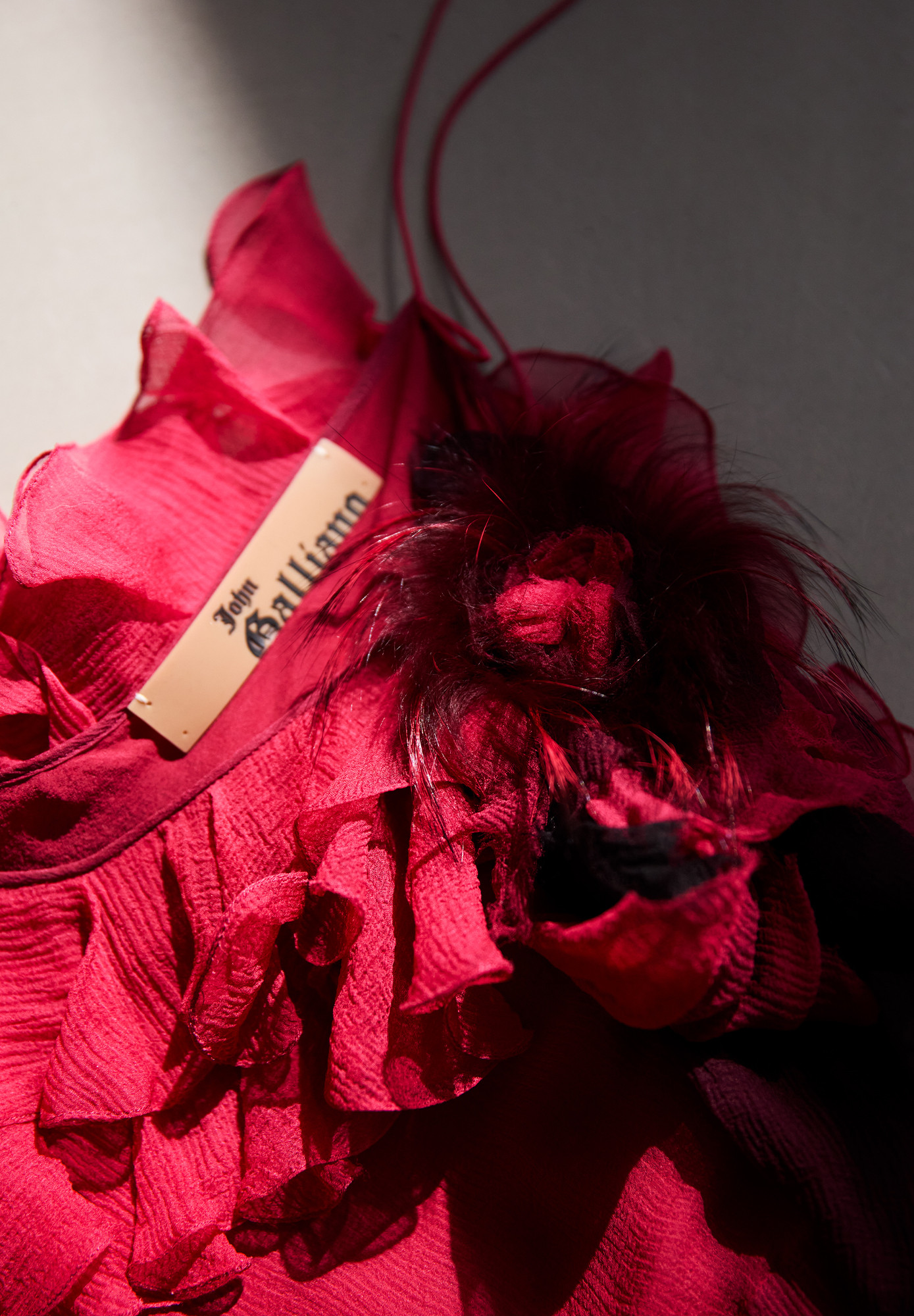Бордовое платье John Galliano с оборками 
