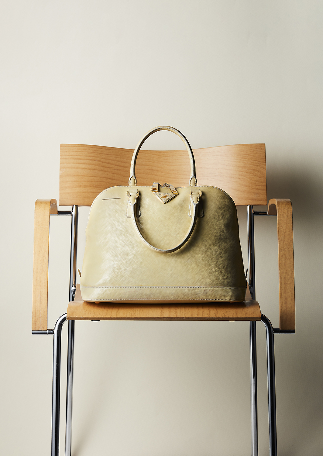 Желтая сумка Prada Saffiano Lux