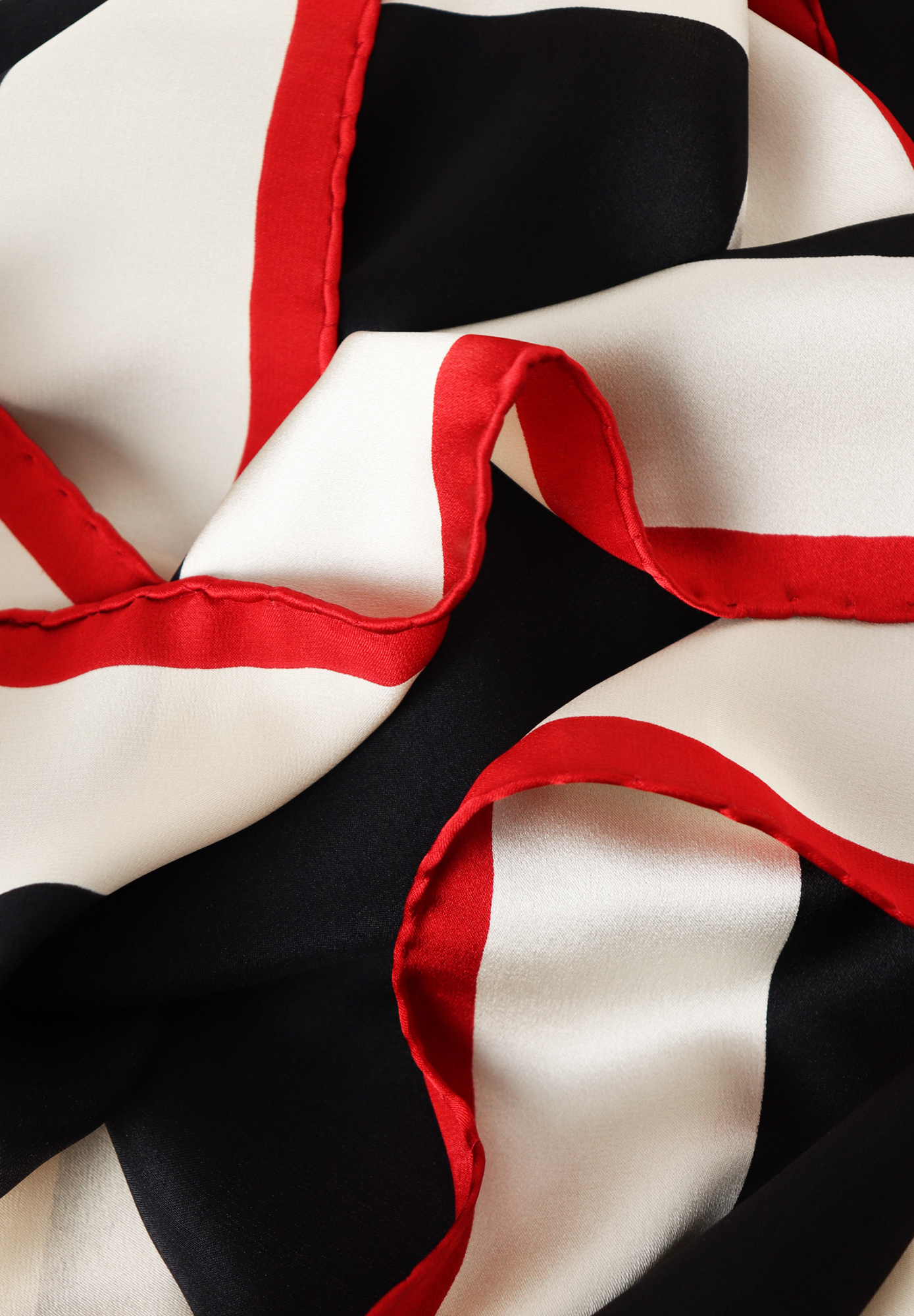 Шелковый платок Chanel с бантом