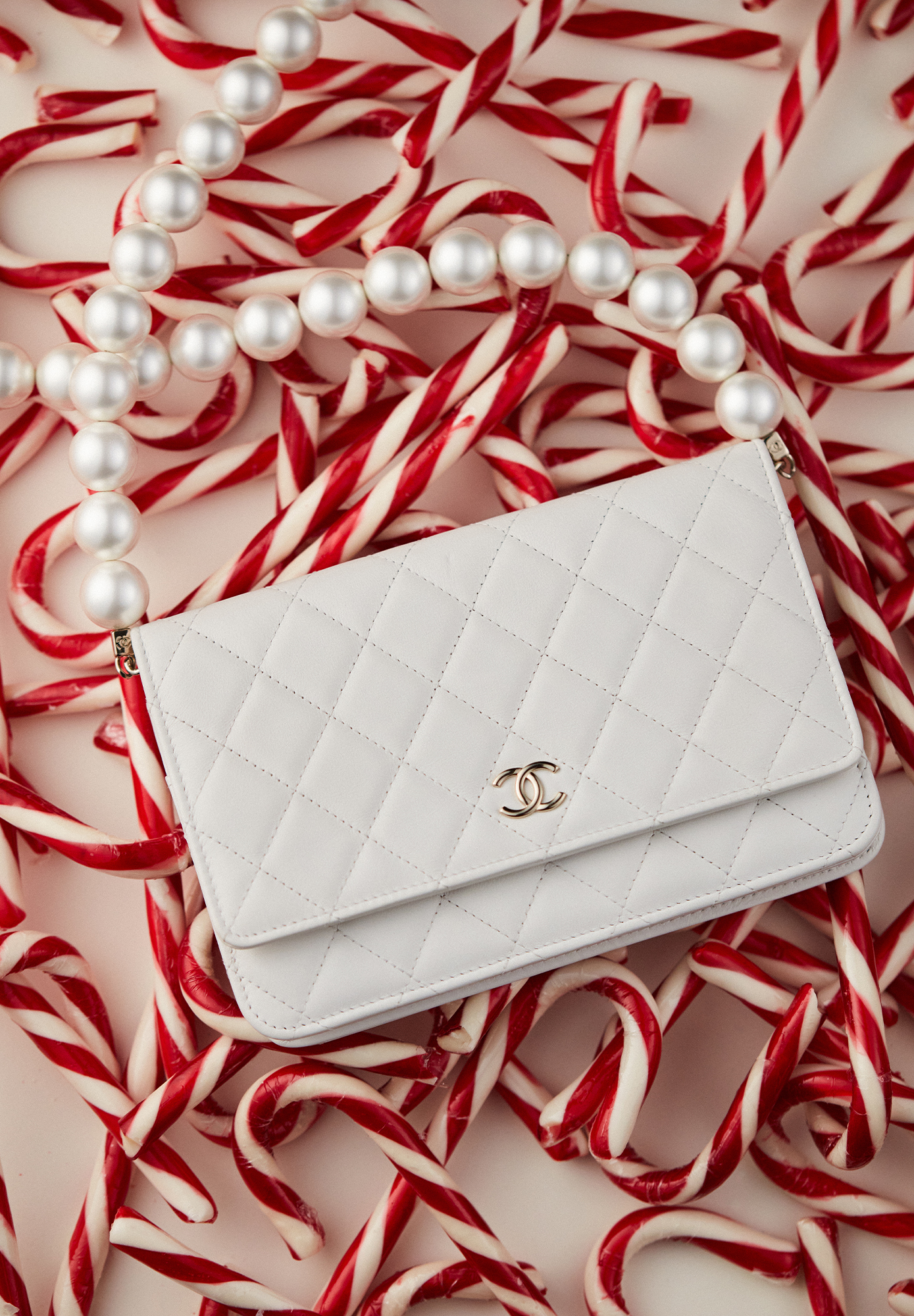 Белая сумка Chanel Pearl Wallet On Chain