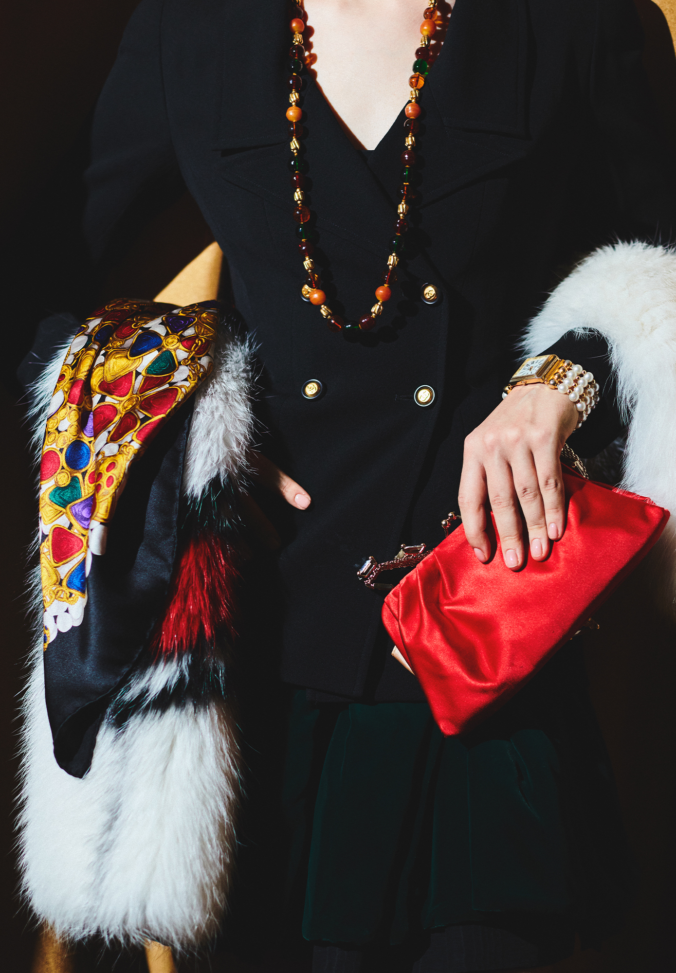 Алая сумка Valentino с кристаллами