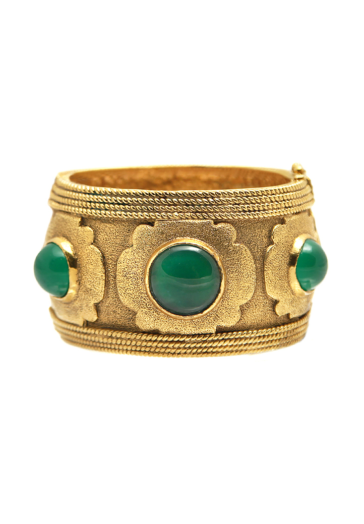 Массивный браслет Chanel с зелеными кабошонами