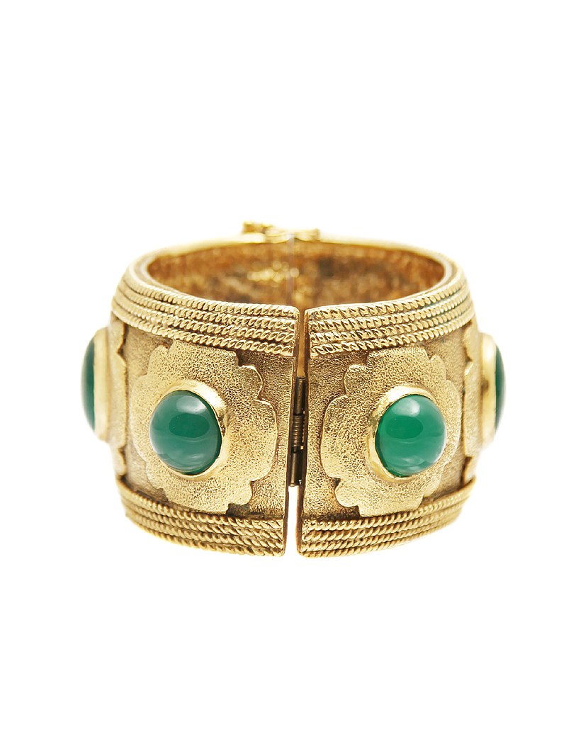 Массивный браслет Chanel с зелеными кабошонами