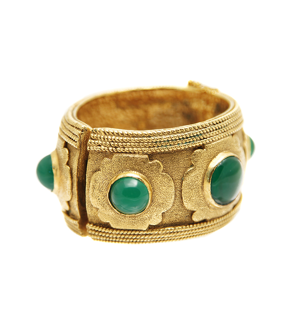 Массивный браслет Chanel с зелеными кабошонами