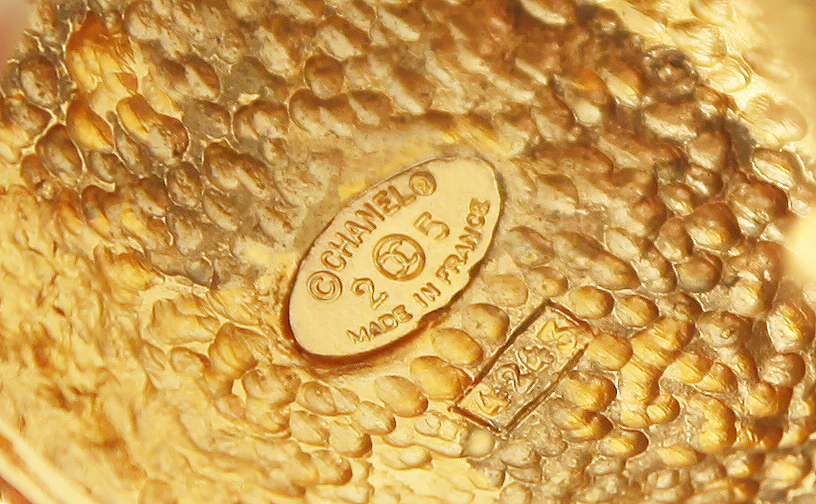 Массивный браслет Chanel с зелеными кабошонами