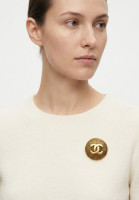 Брошь Chanel с логотипом