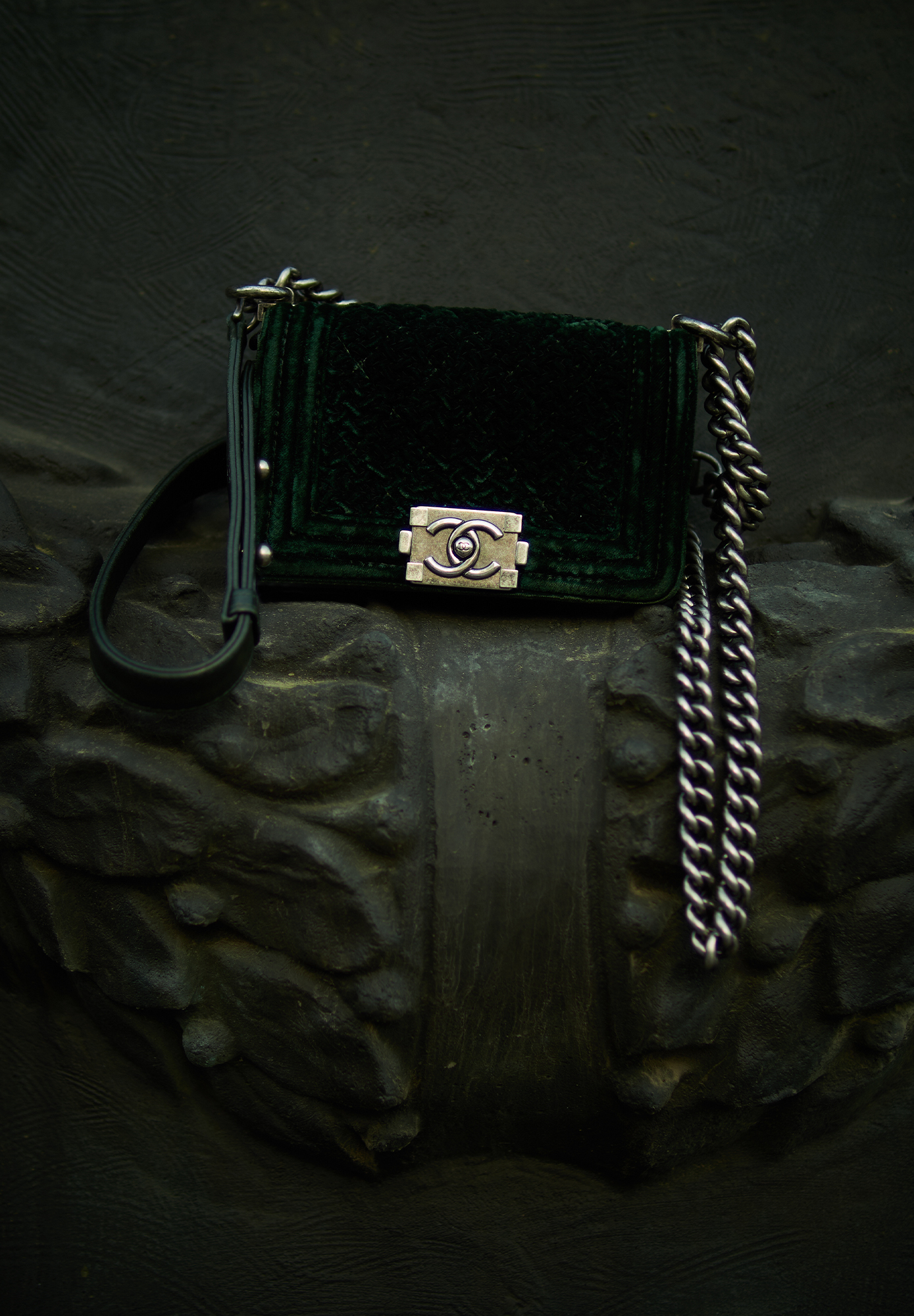 Бархатная сумка Chanel Boy Mini изумрудного цвета