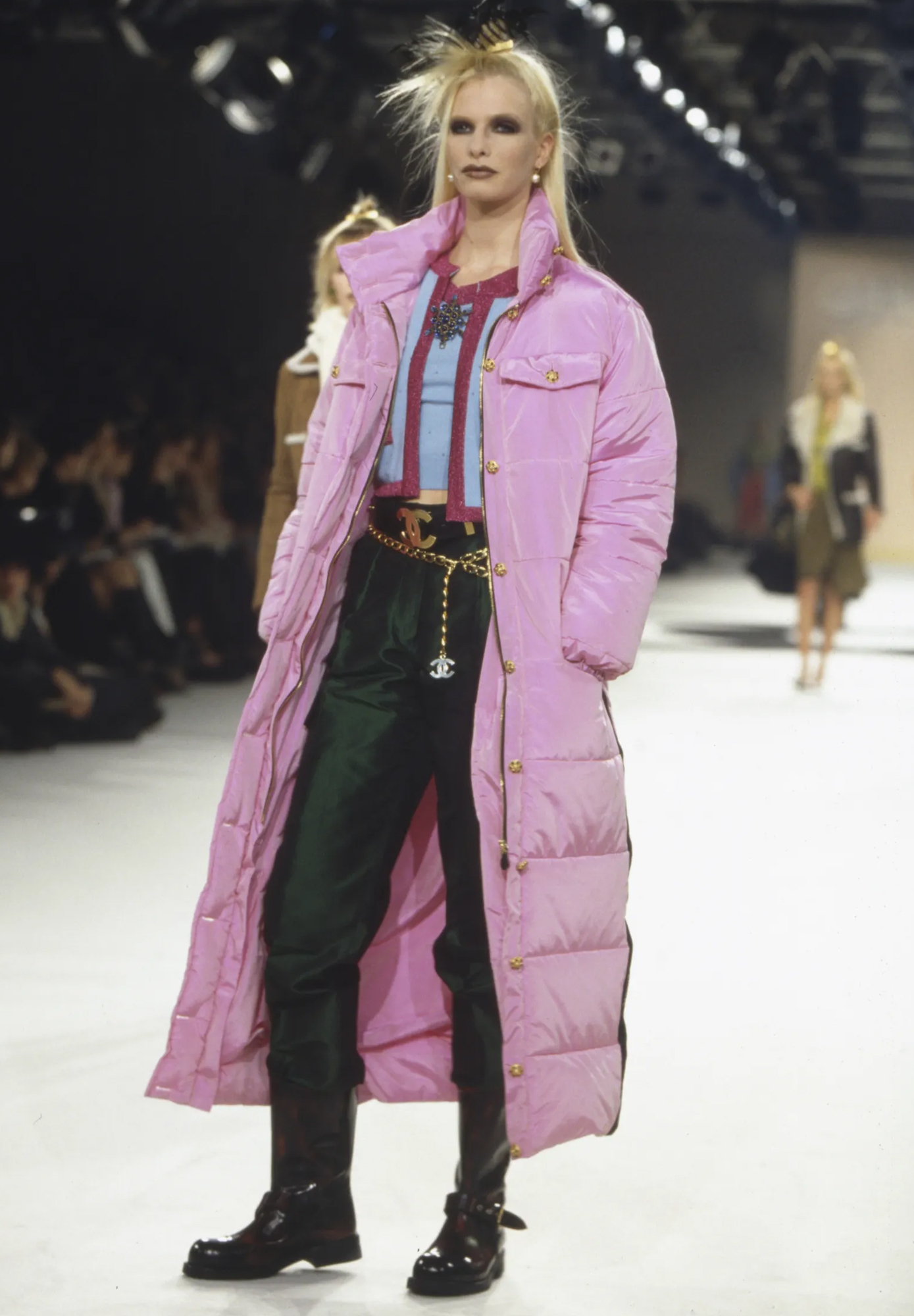 Розовый пуховик Chanel с пуговицами Gripoix